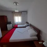 B&bsheshalliu Bed and Breakfast Μπεράτ