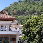 B&bsheshalliu Bed and Breakfast Μπεράτ
